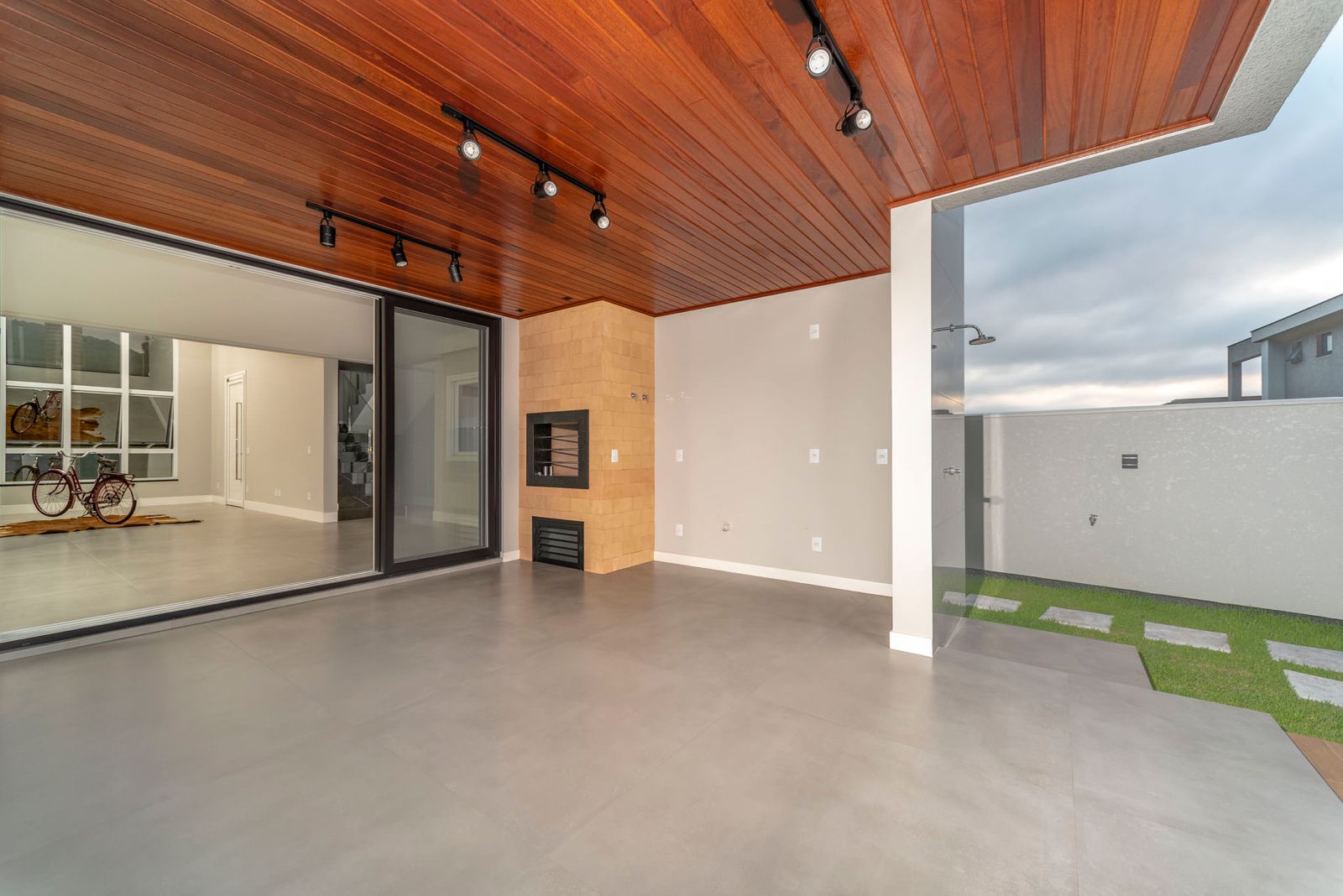 ee4a33fa-4a53-4bc7-a615-4c6d4a305402